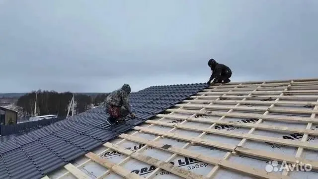 Монтаж кровли из металлочерепицы на частном доме